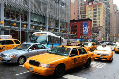 NEW YORK, ABD - 1 Temmuz 2013: New York, Manhattan 'da insanlar sarı taksilere biniyor. 2012 yılı itibariyle New York 'ta 13.237 taksi kayıtlı..
