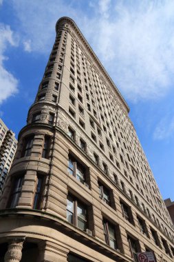 NEW YORK, ABD - 3 Temmuz 2013: Flatiron Binası, New York. Flatiron, New York 'un en tanınmış binalarından biridir ve Ulusal Tarihi eser olarak kabul edilir..