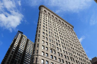NEW YORK, ABD - 5 Temmuz 2013: Flatiron Binası, New York. Flatiron, New York 'un en tanınmış binalarından biridir ve Ulusal Tarihi eser olarak kabul edilir..