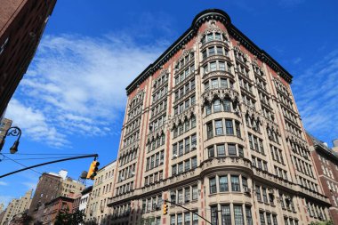 NEW YORK, ABD - 2 Temmuz 2013: Madison Avenue, New York 'un mimarisi. Madison Bulvarı orijinal New York sokak şebekesi planının bir parçası değildi ama 1836 'da kuruldu..