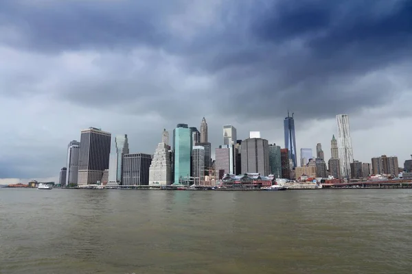 ニューヨークの雨の雲の街並み ブルックリンからマンハッタンのスカイライン — ストック写真