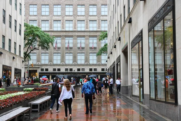 New York Usa Juli 2013 Folk Handlar Rockefeller Center Promenade — Stockfoto