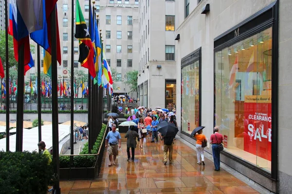 美国纽约 2013年7月1日 人们在纽约洛克菲勒中心长廊购物 洛克菲勒中心是美国最有名的地标之一 也是一个国家历史地标 — 图库照片