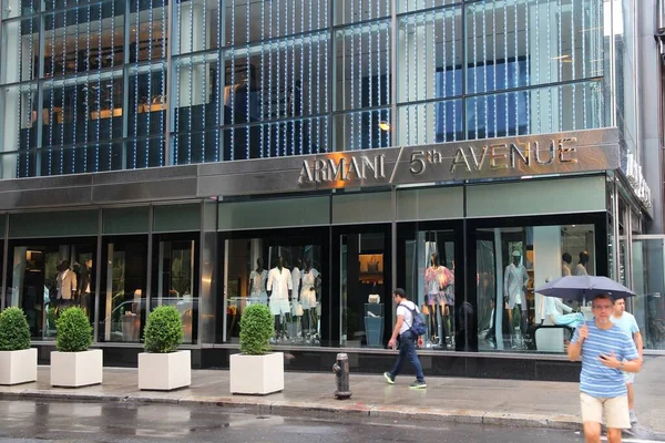 New York Usa Juli 2013 Mensen Winkelen Armani 5Th Avenue — Stockfoto