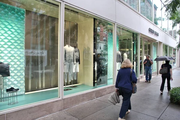 2013年7月1日 ニューヨークのマディソン アベニューにあるジョルジョ アルマーニ ファッション店の前を歩く 有名なファッション会社は2011年に世界中で18億ユーロの収益を上げました — ストック写真