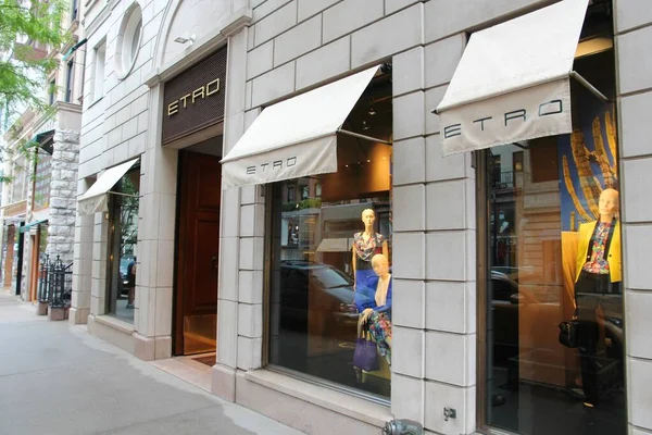 2013年7月1日 纽约麦迪逊大道的时尚商店 麦迪逊大街是世界上最有名的时尚购物目的地之一 — 图库照片