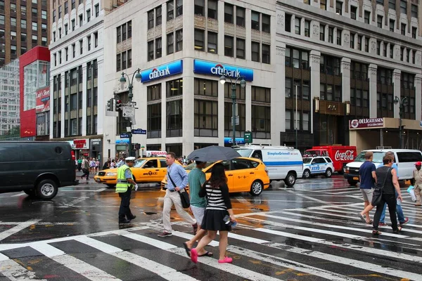 New York Usa Juli 2013 Fußgänger Überqueren Die 7Th Avenue — Stockfoto