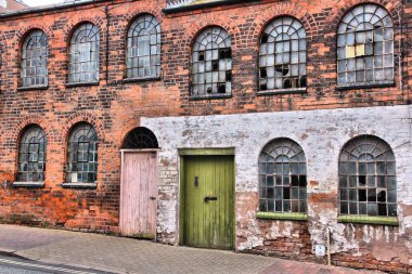 Birmingham, İngiltere 'deki eski fabrika kapısı. Batı Midlands, İngiltere.