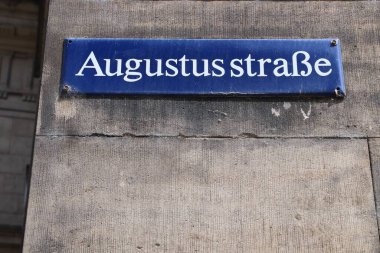 Almanya 'nın Dresden kenti (Sachsen Eyaleti). Sokak adı - Augustusstrasse (İngilizce: August Street).