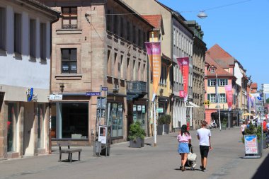 ERLANGEN, ALMANY - 6 Mayıs 2018: İnsanlar Erlangen, Almanya 'da bir alışveriş caddesini ziyaret ediyor. Erlangen, Nuremberg Büyükşehir Bölgesi 'nde önemli bir şehirdir (3,5 milyon kişi).).