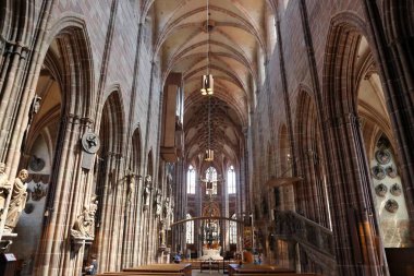 NUREMBERG, GERMANY - 8 Mayıs 2018: Nuremberg 'deki St. Lorenz Kirche (Saint Lawrence Kilisesi) İçişleri. Gotik yapı Bavyera 'daki Evanjelik Luteryan Kilisesi' ne ait..