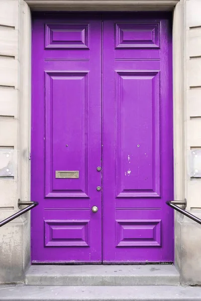 曼彻斯特 古老的木制紫罗兰色油漆门 — 图库照片