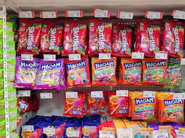 WARSIN, POLAND - 14 AĞUSTOS 2020: Skittles, Maoam ve Chupa Chups Polonya 'da bir markette şeker markası.