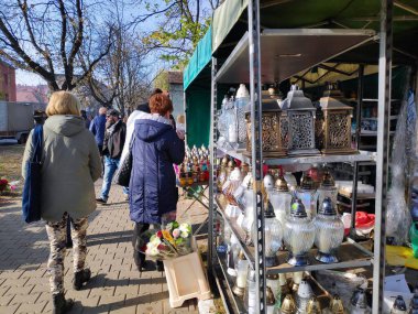 BYTOM, POLAND - 1 Kasım 2019: Polonya 'nın Bytom kentinde insanlar Azizler Günü' nde (Lehçe: Dzien Wszystkich Swietych) mezar mumları satın alıyorlar.