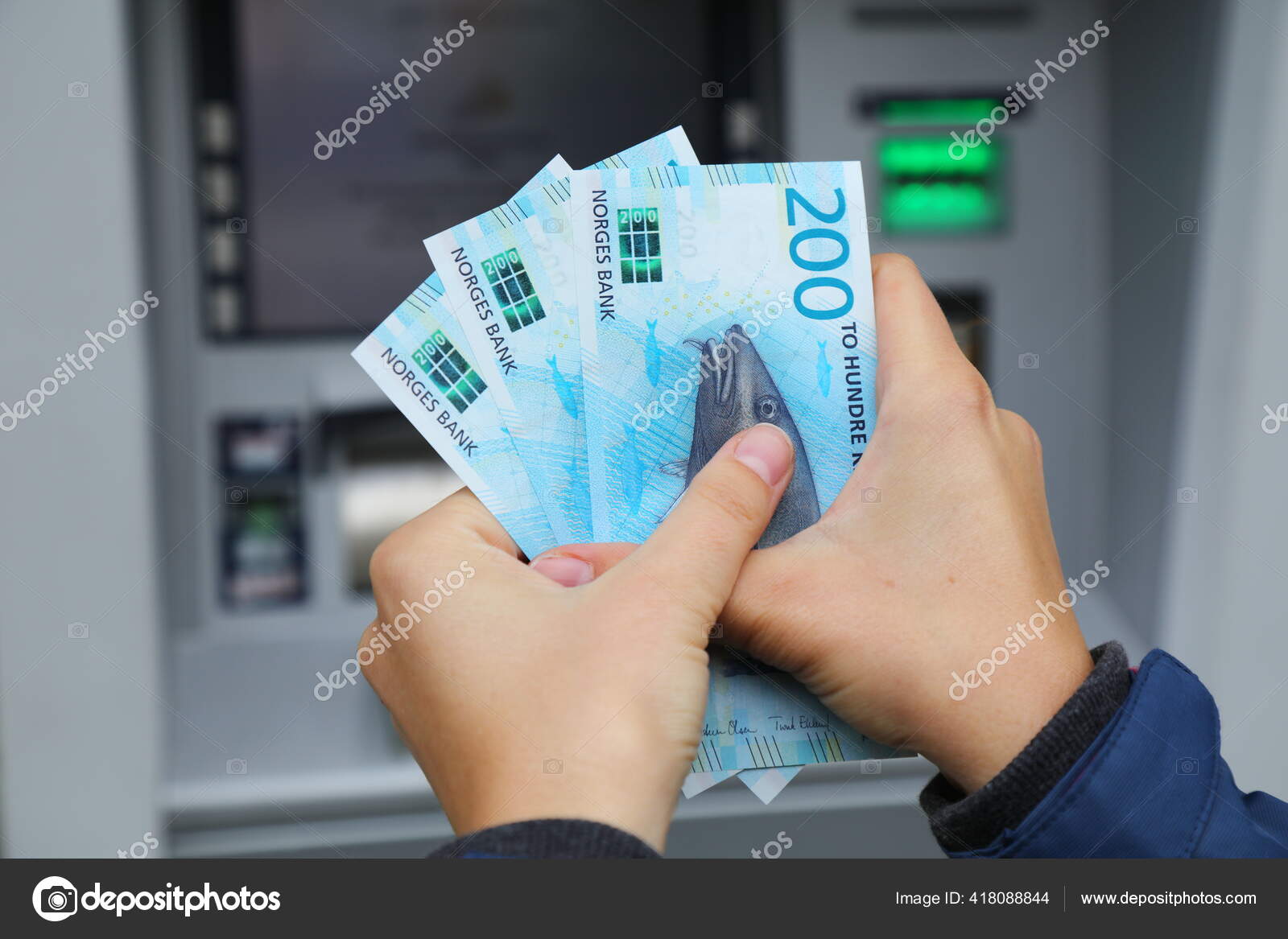 挪威克朗的钞票是新买的挪威Atm ——图库图片© tupungato #418088844