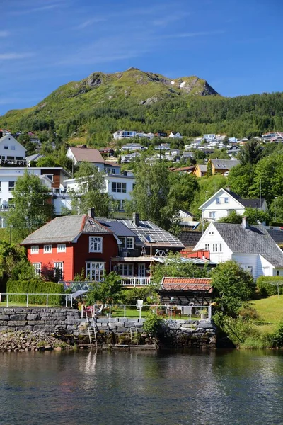 ノルウェーのスンフィヨルド地域の山岳谷の町を要塞化します ジョルストラ川 — ストック写真
