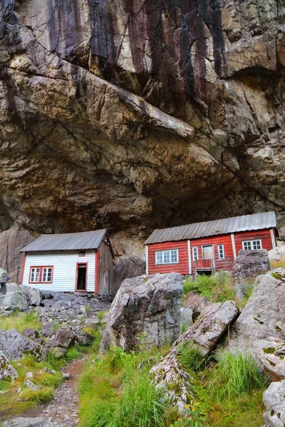 Noorwegen Mijlpaal Helleren Oude Huizen Verborgen Onder Enorme Rots Klif — Stockfoto