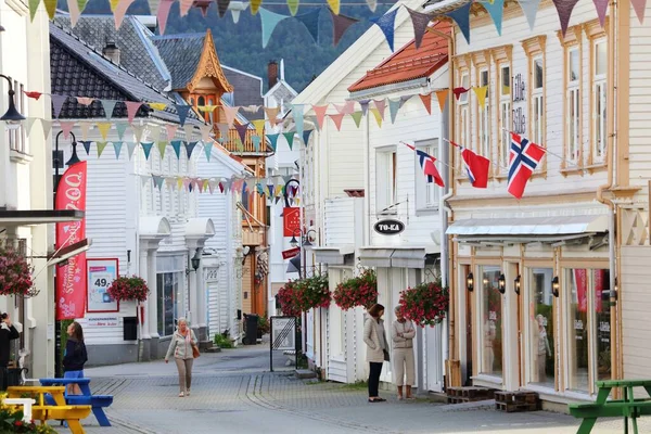 Флекккефьорд Норвегия Июля 2020 Года Люди Ходят Старому Городу Флеккефьорда — стоковое фото