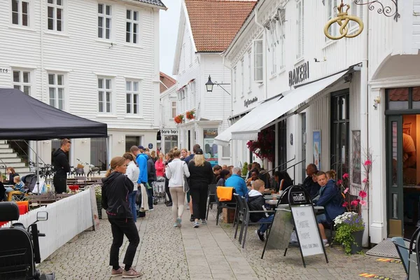 Mandal Noorwegen Juli 2020 Mensen Bezoeken Oude Binnenstad Van Mandal — Stockfoto