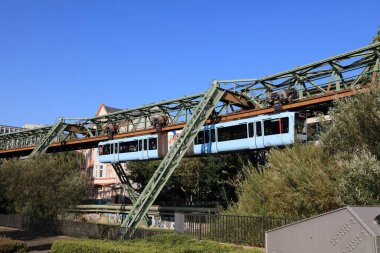 WUPPERTAL, Almanya - 19 Eylül 2020: Wuppertaler Schwebebahn (Wuppertal Askılık Demiryolu) treni. Tek raylı sistem Wuppertal 'ın simgesidir..