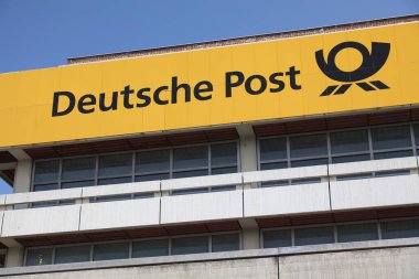 WUPPERTAL, GERMANY - 19 Eylül 2020: Wuppertal, Almanya 'daki Deutsche Post (Alman Postası) binası. Deutsche Post Avrupa 'daki en büyük posta servisidir..