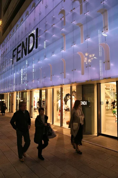 2016年12月4日 東京の銀座にあるフェンディのハイファッション店を歩いている人たち 銀座は東京都中央区の伝説的なショッピングエリアです — ストック写真