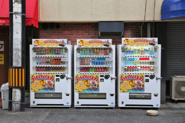 OSAKA, JAPONYA - 23 Kasım 2016: Osaka, Japonya 'da satış makineleri. Japonya, ülke çapında 5,5 milyondan fazla makinesiyle otomatlarıyla meşhurdur..