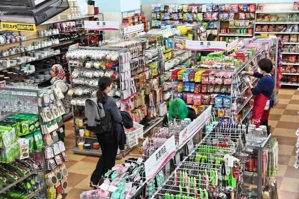Tokyo Ιαπωνια Δεκεμβριου 2016 Shopper Επισκέπτεται Μια Έκπτωση 100 Yen — Φωτογραφία Αρχείου