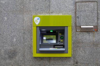 LLORET DE MAR, İspanya - 6 Ekim 2021 İspanya 'daki Caixa Bank ATM para makinesi. CaixaBank, İspanya 'nın en büyük bankacılık şirketlerinden biridir..