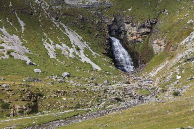 Pyrenees 'deki Ordesa y Monte Perdido Ulusal Parkı' nda Cascada de la Cola de Caballo adlı şelale. İspanya 'nın Doğası.