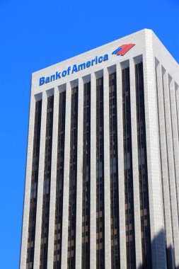 LOS ANGELES, ABD - 5 Nisan 2014: Bank of America Plaza skyscraper, Los Angeles. Bina 735 feet (224 metre) yüksekliğindedir..