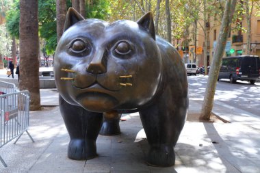 BARCELONA, İspanya - 8 Ekim 2021: Barcelona, İspanya 'daki kamusal uzay kedi anıtı. The Cat by sanatçısı Fernando Botero Rambla del Raval Halk Caddesi 'nde yer almaktadır..
