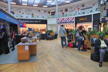 PARIS, FRANCE - 29 Kasım 2019 İnsanlar Fransa 'daki Paris Orly havaalanındaki kafeleri ve gümrüksüz dükkanları ziyaret ediyor. Fransa 'nın en yoğun 2. havaalanıdır..