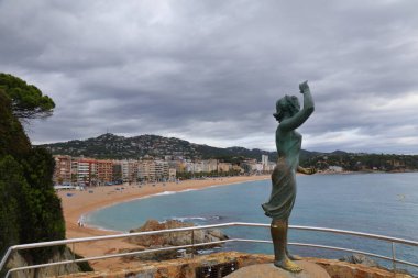 LLORET DE MAR, İspanya - 6 Ekim 2021: Dona Marinera (Balıkçının Eşi) kamu alanı anıtı. Bronz heykel 1966 yılında sanatçı Ernest Maragall tarafından yaptırıldı..