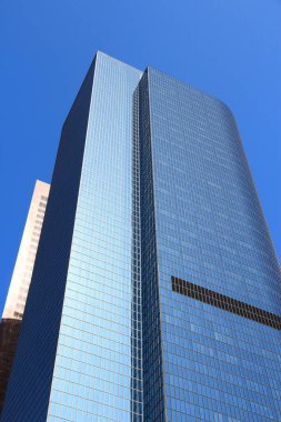 LOS ANGELES, ABD - 5 Nisan 2014: 1 Cal Plaza gökdeleni Los Angeles. Eskiden adı One California Plaza 'ydı. Kiracıları AECOM, JP Morgan Chase Bank ve Nixon Peabody..