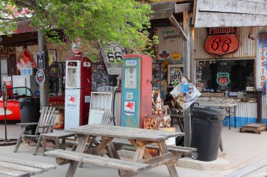 ARIZONA, ABD - 2 Nisan 2014: Arizona 'daki U.S. Route 66' daki eski benzin istasyonu. Meşhur yol Chicago 'dan Los Angeles' a uzanıyordu ve 3500 km uzunluğundaydı..