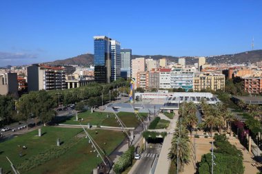 Parc de Joan Miro ile Barcelona şehir manzarası. Parkın çimenli kısmı Parc de l 'Escorxador olarak da bilinir..