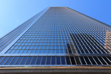 LOS ANGELES, ABD - 5 Nisan 2014: Los Angeles 'ta 2Cal gökdeleni. Eskiden adı Two California Plaza 'ydı. Kiracıları Colburn Sahne Sanatları ve Reliance Steel ve Alüminyum Okulu 'dur..