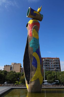 BARCELONA, İspanya - 8 Ekim 2021: Barcelona 'daki Parc de Joan Miro parkı manzarası. Parkta, sanatçı Joan Miro 'nun 1983 yılında kurduğu ünlü kamu alanı heykeli Dona i Ocell yer alıyor..
