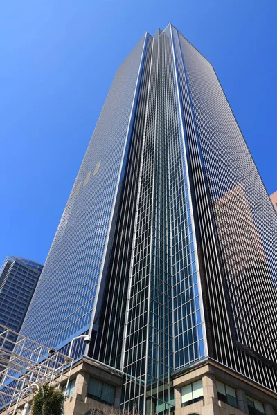 LOS ANGELES, ABD - 5 Nisan 2014: Los Angeles 'ta 2Cal gökdeleni. Eskiden adı Two California Plaza 'ydı. Kiracıları Colburn Sahne Sanatları ve Reliance Steel ve Alüminyum Okulu 'dur..