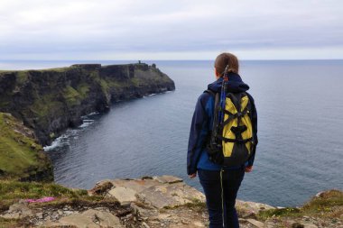 Anne kadın turistin uçurumları İrlanda 'nın Clare ilçesindeki yaz manzarasının yürüyüş manzarasının keyfini çıkarıyor..