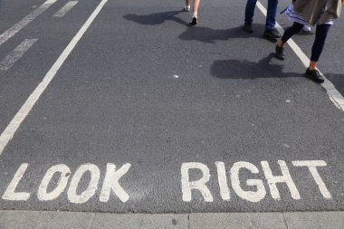 Dublin, İrlanda. Yaya uyarı işareti - sağa bak. Trafik uyarısı.