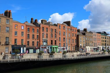 DUBLIN, IRELAND - 6 Temmuz 2024 Dublin 'in kuzeyindeki Liffey Nehri boyunca insanlar yürür..