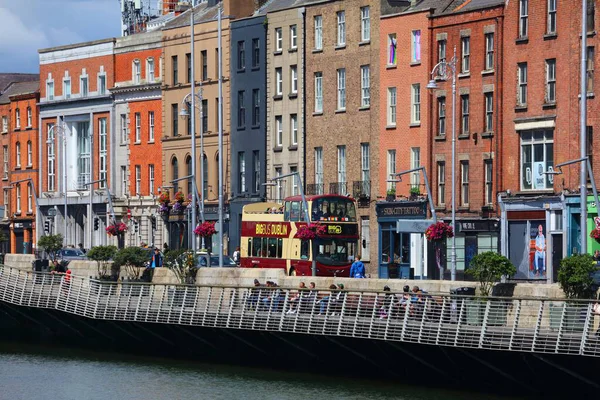 DUBLIN, IRELAND - 6 Temmuz 2024 Dublin 'in kuzeyindeki Liffey Nehri boyunca insanlar yürür..