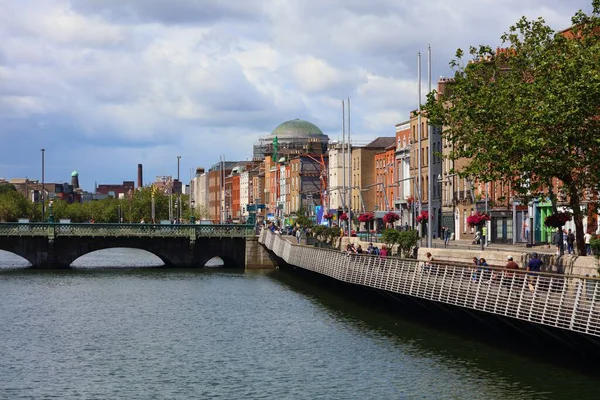 DUBLIN, IRELAND - 6 Temmuz 2024 Dublin 'in kuzeyindeki Liffey Nehri boyunca insanlar yürür..