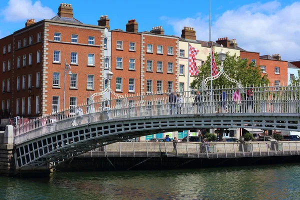 DUBLIN, İrlanda - 6 Temmuz 2024 Dublin, İrlanda 'da insanlar Ha' penny Köprüsü 'nü ziyaret ediyor. Dublin 'de Liffey Nehri üzerinde demir köprü döşedim..
