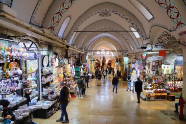 İSTANBUL, TURKEY - 25 Mart 2023: İstanbul, Türkiye 'de insanlar Kapalı Çarşı' yı ziyaret ediyor. Büyük Pazar İstanbul 'un Fatih ilçesinde yer almaktadır..