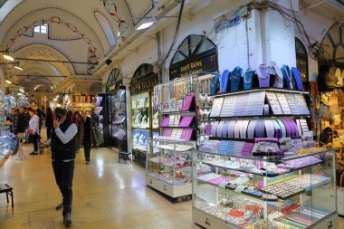 İSTANBUL, TURKEY - 25 Mart 2023: İstanbul, Türkiye 'de insanlar Kapalı Çarşı' yı ziyaret ediyor. Büyük Pazar İstanbul 'un Fatih ilçesinde yer almaktadır..