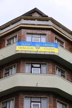 PRAG, CZECH Cumhuriyet - 3 Mayıs 2024: Prag, Çek Cumhuriyeti 'ndeki savaşa karşı sempati ve destek mesajıyla Ukrayna bayrağı.