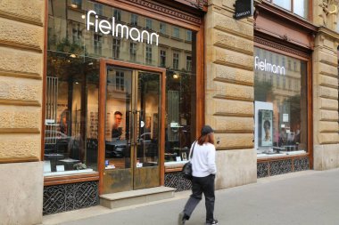 PRAG, CZECH REPUBLIC - 3 Mayıs 2024: Çek Cumhuriyeti 'nin Prag kentindeki Na Prikope alışveriş caddesinde Fielmann marka gözlük mağazası.